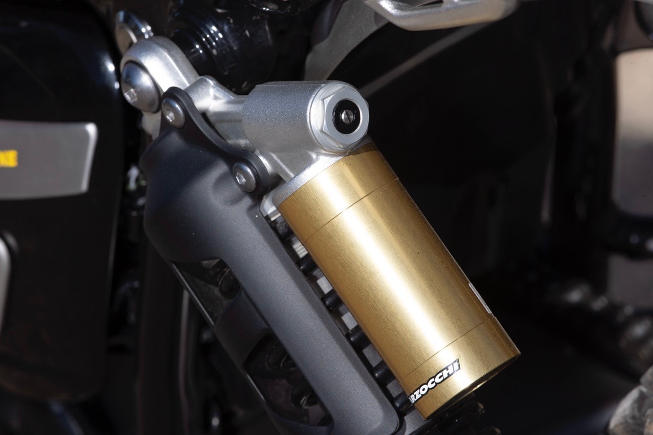 Triumph Scrambler 1200, XE e X sotto esame su strada e fuori